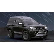 三菱 L200 新型にワンオフ、テーマは「eスポーツ」…大画面モニターとゲーム機器を設置