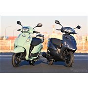 スズキ アドレス125(左)とヤマハ アクシスZ(右)