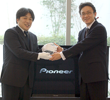 �A���[�h��܋L�O�̏|���J�J�N�R�����i�悳���Ă��������܂����i�E:PDP��敔���� ���c���� ���j