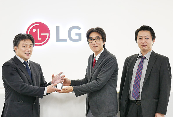 プロダクトアワード2015 パソコン周辺機器部門 大賞 記念楯の贈呈