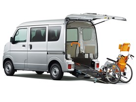 NV100�N���b�p�[���I �����ԗ� 2018�N���f��