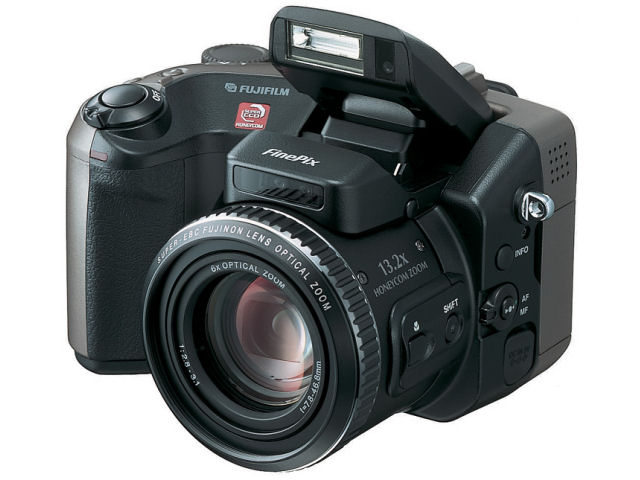 FinePix S602 �̐��i�摜