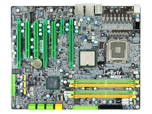 LANPARTY UT X48-T2R �̐��i�摜