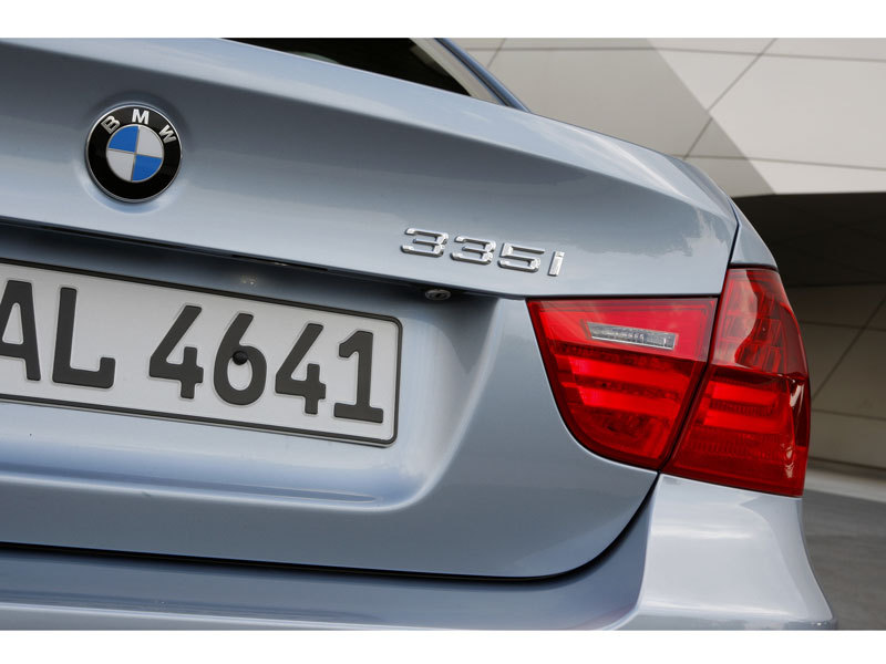 BMW 3シリーズ セダン 2005年モデル 320i M Sportプラス (MT)の価格・性能・装備・オプション（2008年10月1日発売） 
