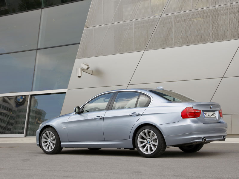 BMW 3シリーズ セダン 2005年モデル 320i (MT)の価格・性能・装備
