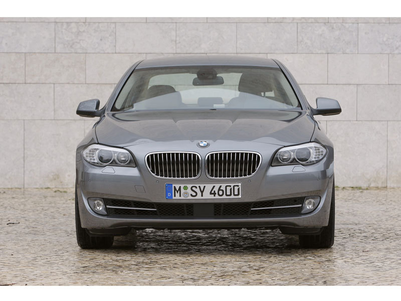 BMW 5シリーズ セダン 2010年モデル 550iの価格・性能・装備