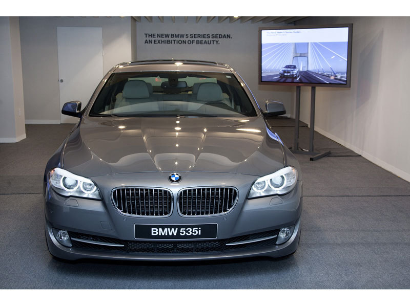 BMW 5シリーズ セダン 2010年モデル 550iの価格・性能・装備・オプション（2013年11月29日発売）