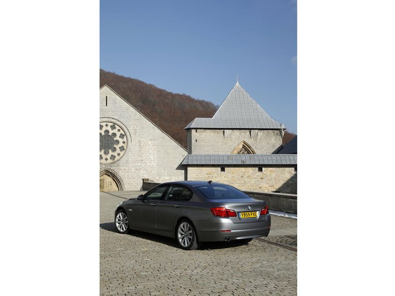 BMW 5シリーズ セダン 2010年モデル 550i M Sportの価格・性能・装備・オプション（2013年11月29日発売）