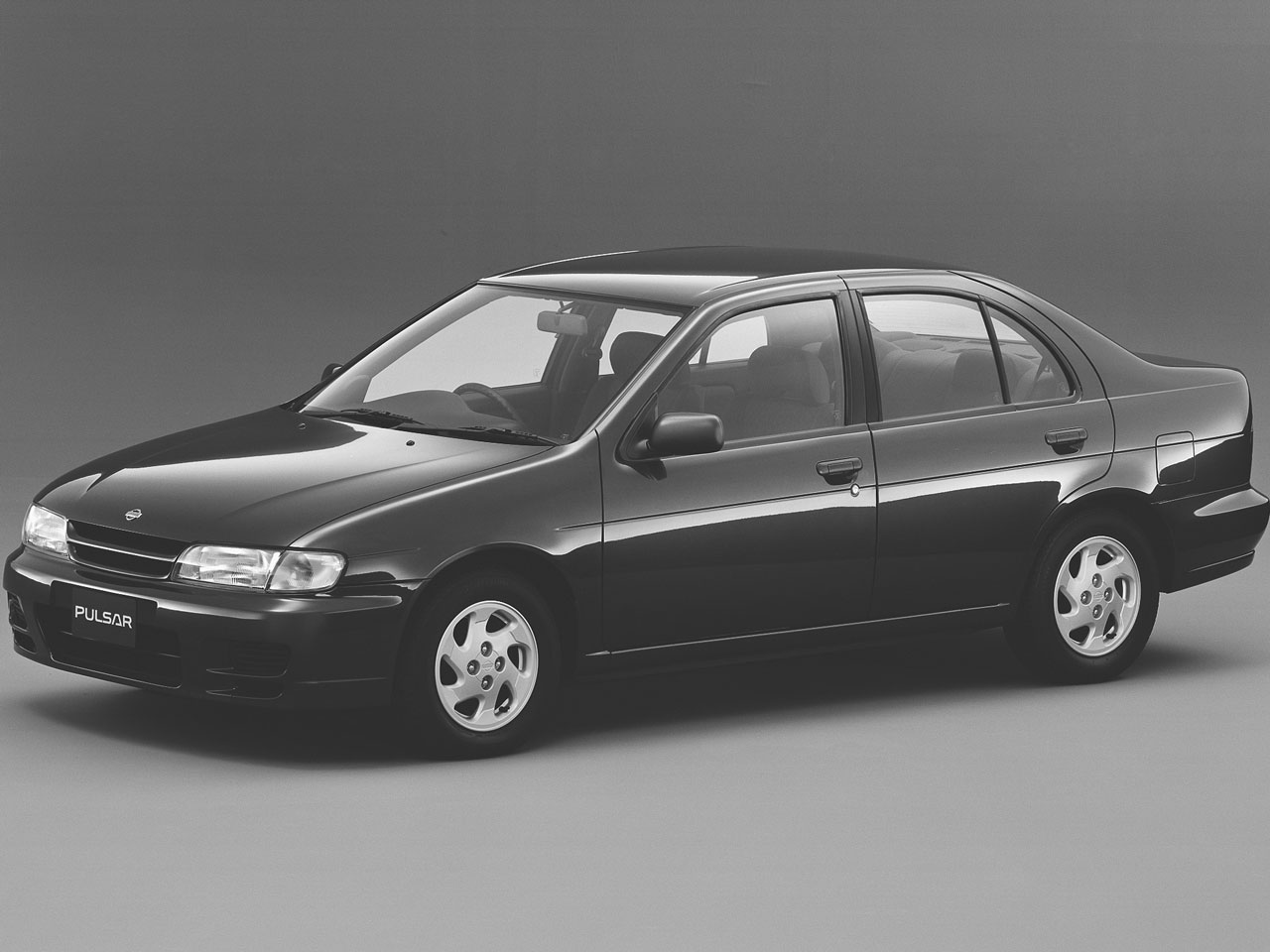 日産 パルサー セダン 1995年モデル 新車画像