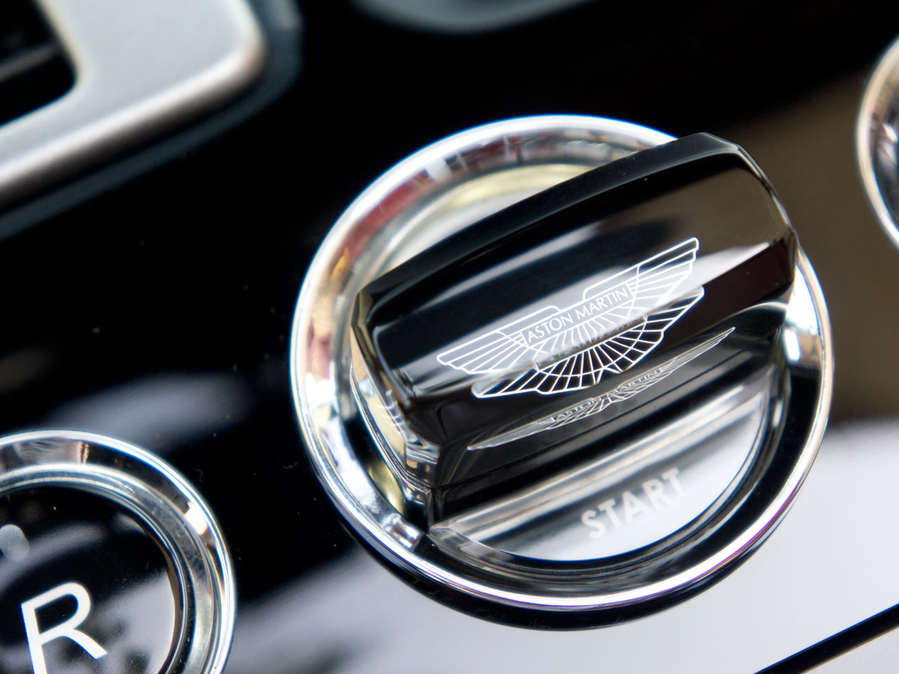 アストンマーチン Db9 ヴォランテ 価格 新型情報 グレード諸元 価格 Com