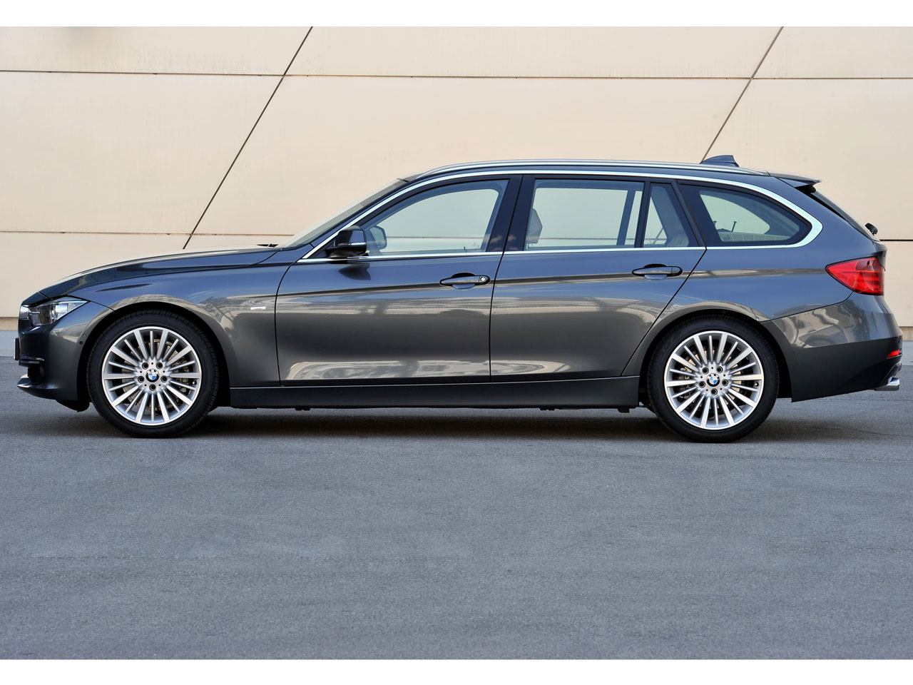 BMW 3シリーズ ツーリング 2012年モデル 318i Touring Luxuryの価格・性能・装備・オプション（2019年1月1日発売） 