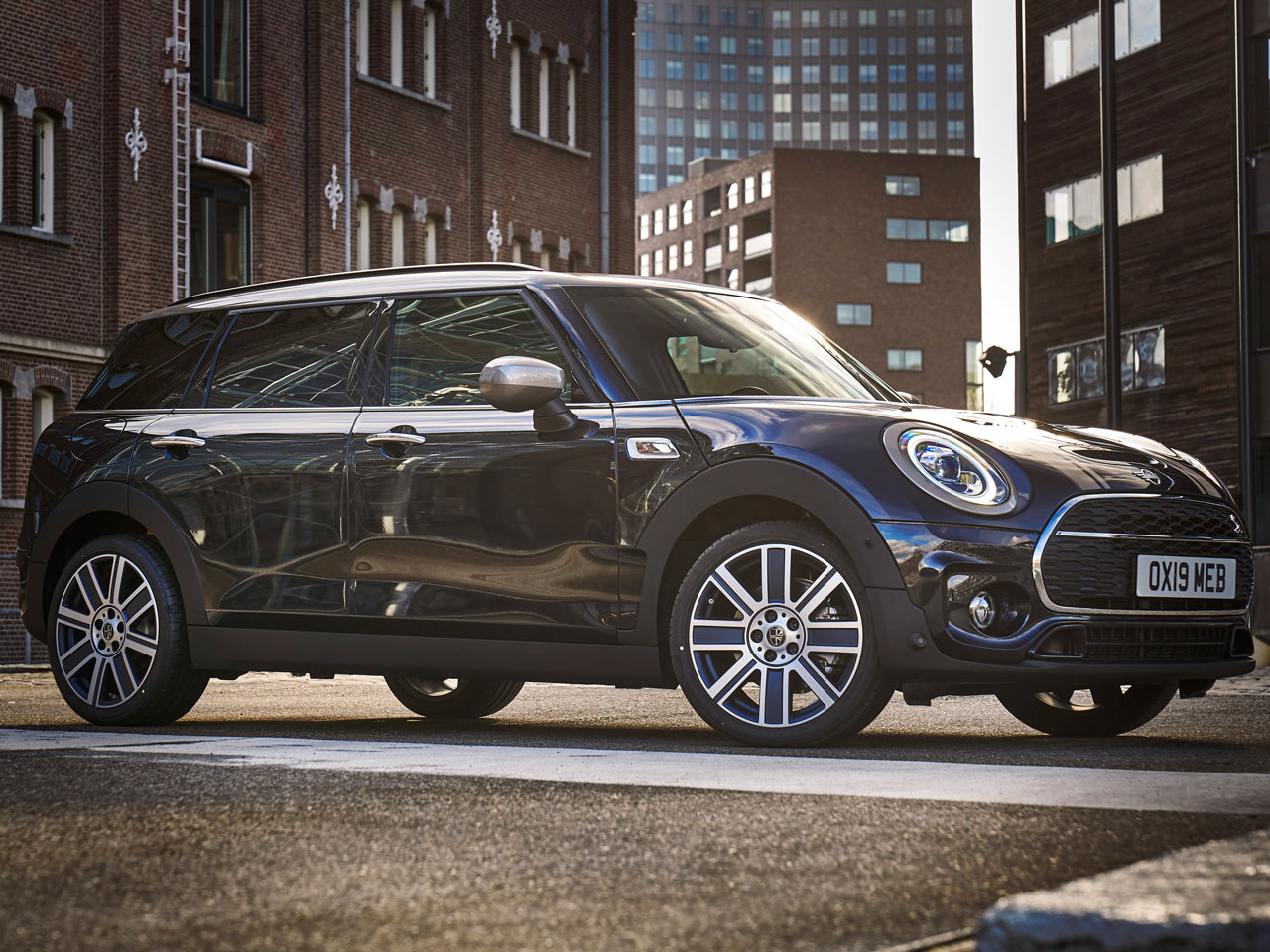 ミニ MINI CLUBMAN (クラブマン) 2015年モデル COOPERの価格・性能・装備・オプション（2015年11月7日発売） 価格.com