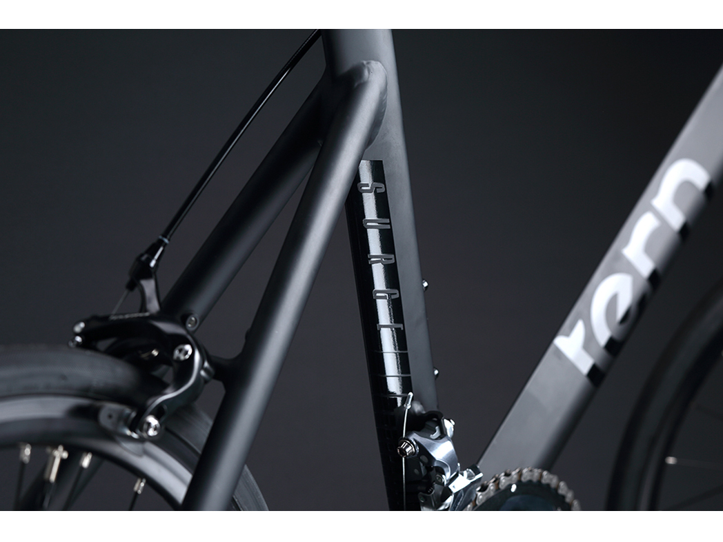 Surge 2018�N���f�� [Matte Black]