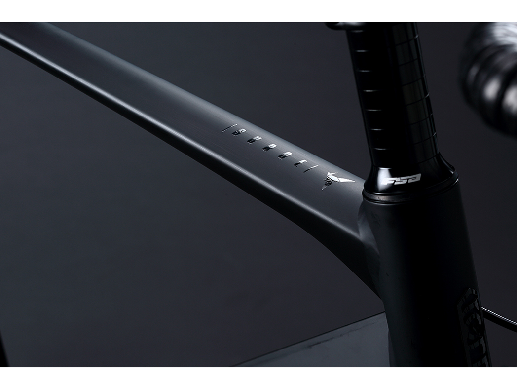 Surge 2018�N���f�� [Matte Black]