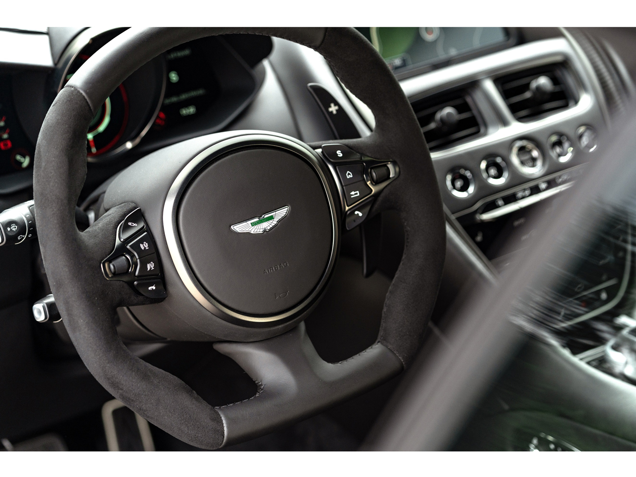 アストンマーチン DBS スーパーレジェーラの価格・新型情報・グレード 