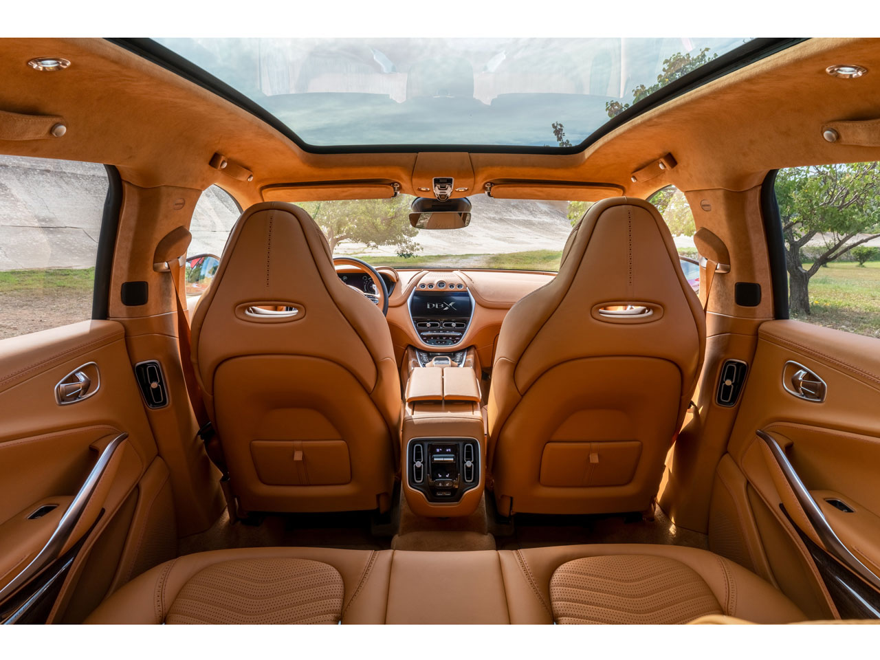 アストン マーティン suv 価格