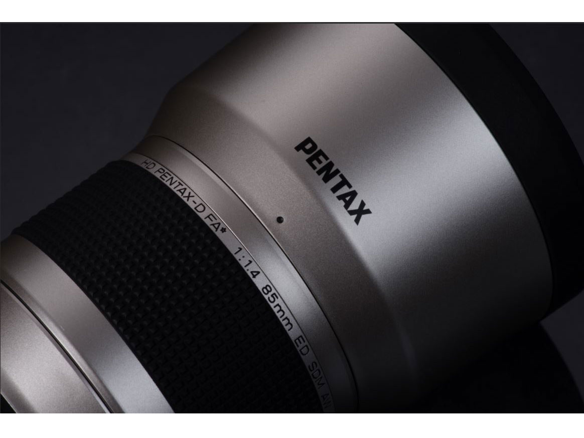 『本体 部分アップ1』 HD PENTAX-D FA★ 85mmF1.4ED SDM AW Silver Edition の製品画像
