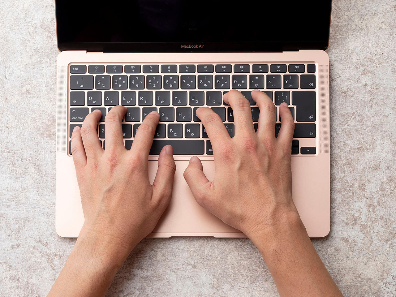 MacBook Air Retina�f�B�X�v���C 13.3 MGND3J/A [�S�[���h]