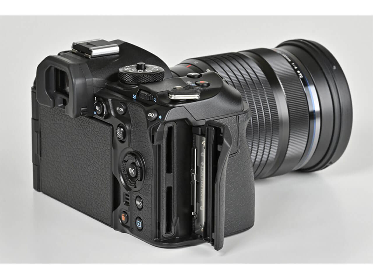 OM SYSTEM OM-1 �{�f�B