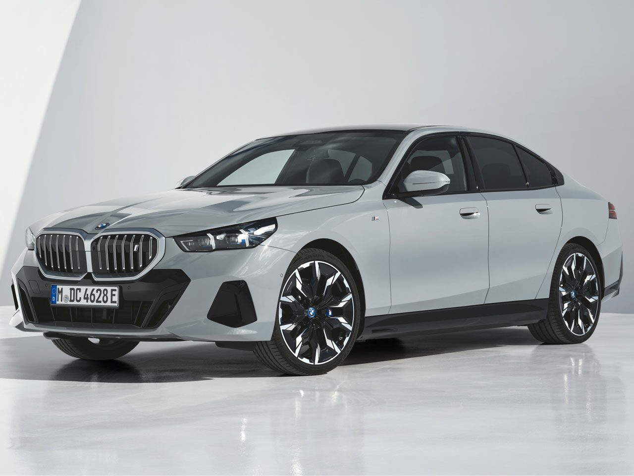 BMW i5 2023年モデル 新車画像