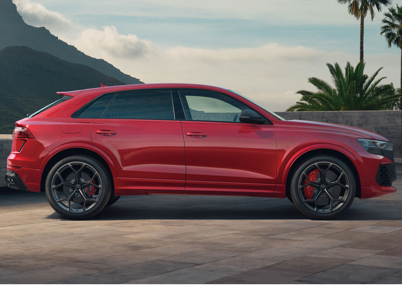 アウディ RS Q8 パフォーマンス 2025年モデルの価格・グレード一覧