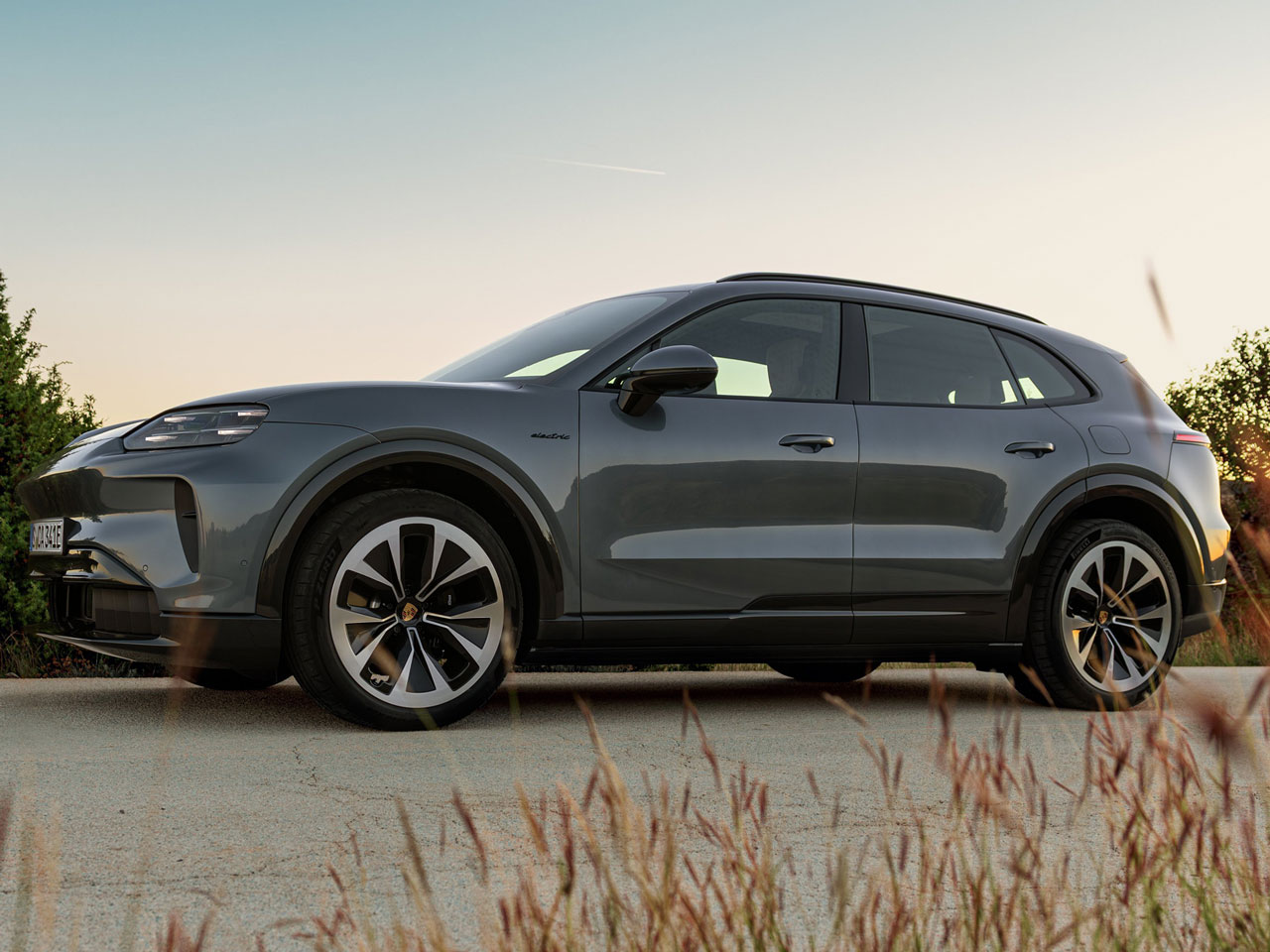 ポルシェ カイエン エレクトリック 2025年モデル ベースグレードの価格