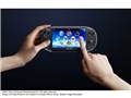 『操作イメージ1』 PlayStation Vita (プレイステーション ヴィータ) 3G/Wi-Fiモデル PCH-1100 AA01 [クリスタル・ブラック 初回限定版]の製品画像