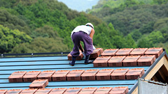 瓦屋根をふき替え